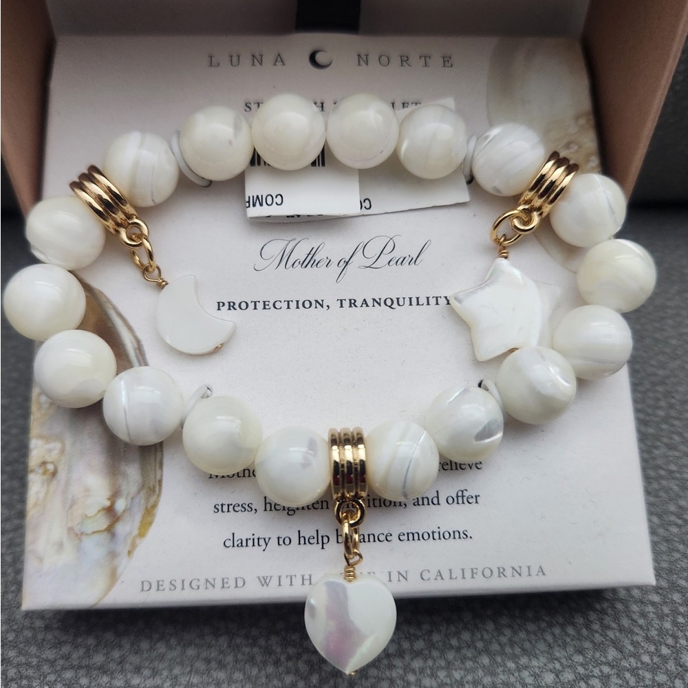 Luna Norte Pearl stretchy bracelet.